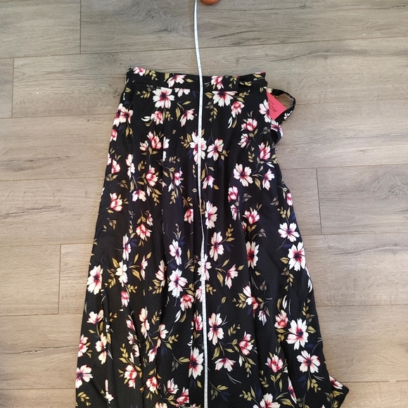 Velvet by Graham and Spencer Skirt - Picture 4 of 7